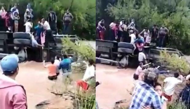 В Перу автобус с туристами упал в реку