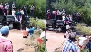 В Перу автобус с туристами упал в реку