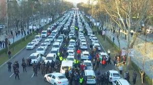 Мадрид охватили протесты таксистов против Uber - тот включил «ответочку»