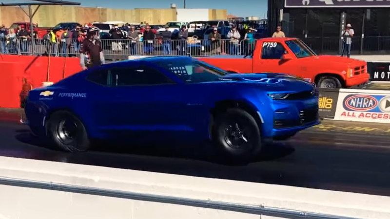 Посмотрите, как электрический Chevrolet Camaro делает «вилли»
