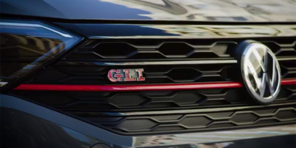 Volkswagen анонсировал премьеру 220-сильной Jetta нового поколения