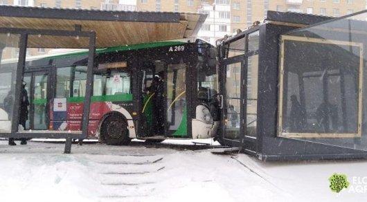 Автобус врезался в теплую остановку в Астане