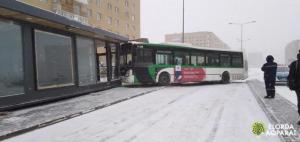 Автобус врезался в теплую остановку в Астане