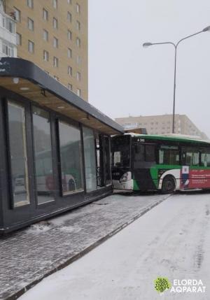 Автобус врезался в теплую остановку в Астане