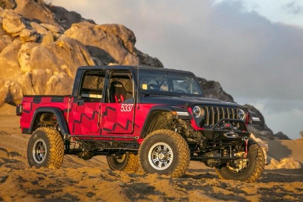 Пикап Jeep Gladiator подготовят к внедорожной гонке
