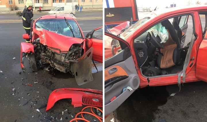 В Минске Kia влетела в столб: потребовалась помощь спасателей