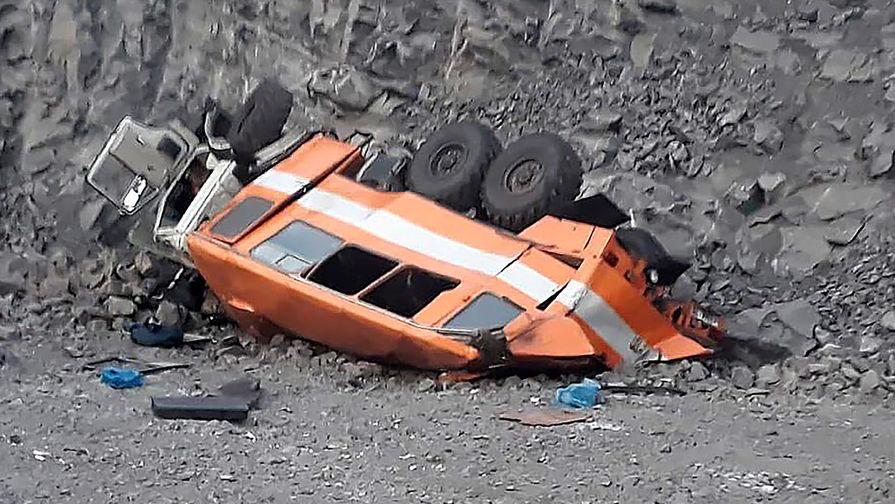 В Кузбассе грузовик с шахтерами упал в обрыв, шестеро погибли