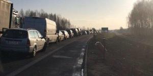 Украинцы повлияли на рост цен на авто в Литве и очереди на границе