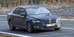 Обновленную Skoda Superb заметили без камуфляжа