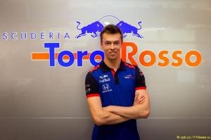 Даниил Квят сел за руль новой машины Toro Rosso
