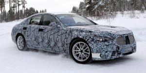 Шпионы сфотографировали новый Mercedes-Benz S-Class с огромным планшетом в салоне