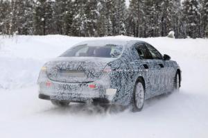 Шпионы сфотографировали новый Mercedes-Benz S-Class с огромным планшетом в салоне