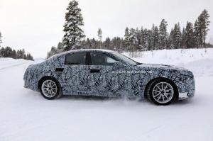 Шпионы сфотографировали новый Mercedes-Benz S-Class с огромным планшетом в салоне