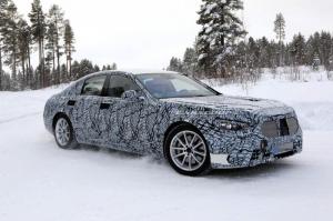 Шпионы сфотографировали новый Mercedes-Benz S-Class с огромным планшетом в салоне