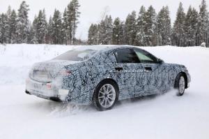 Шпионы сфотографировали новый Mercedes-Benz S-Class с огромным планшетом в салоне