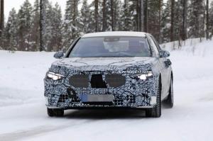 Шпионы сфотографировали новый Mercedes-Benz S-Class с огромным планшетом в салоне