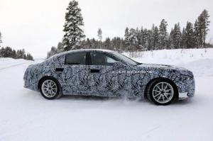 Шпионы сфотографировали новый Mercedes-Benz S-Class с огромным планшетом в салоне