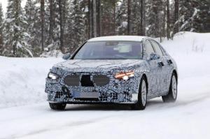 Шпионы сфотографировали новый Mercedes-Benz S-Class с огромным планшетом в салоне