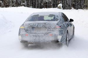 Шпионы сфотографировали новый Mercedes-Benz S-Class с огромным планшетом в салоне