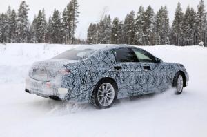 Шпионы сфотографировали новый Mercedes-Benz S-Class с огромным планшетом в салоне