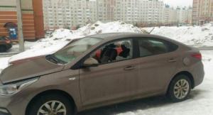 Водитель припарковал машину на торце дома, куда не выходят окна, и очень пожалел об этом