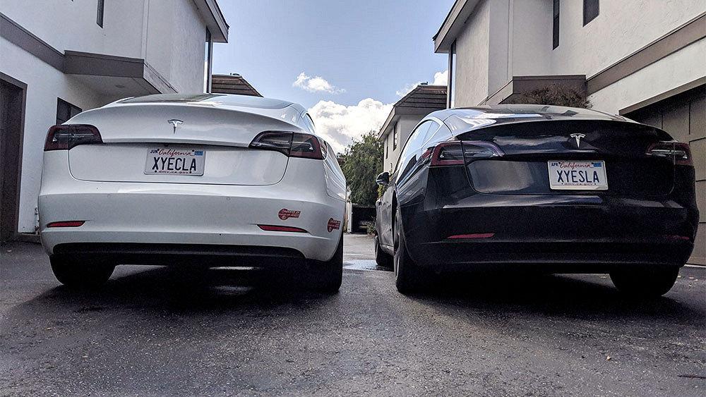 В США на Tesla запретили вешать номер «XYECLA»