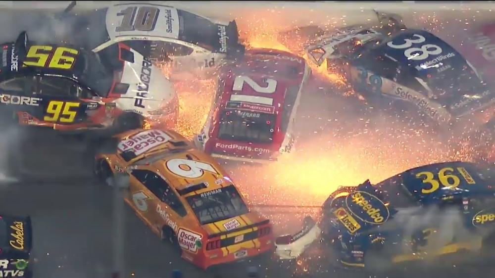 Более 20 машин столкнулись на гонке NASCAR в США