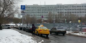 Власти Москвы заявили об отмене платной парковки 23 февраля