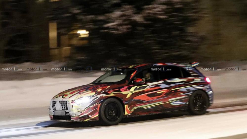 Новый Mercedes-AMG A45 активно испытывается на дорогах