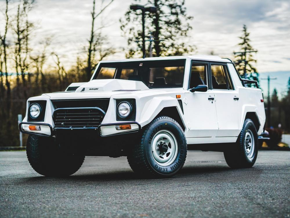Редкий внедорожник Lamborghini LM002 выставили на аукцион