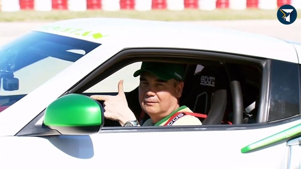 Видео: президент Туркменистана устроил дрифт на Nissan 370Z