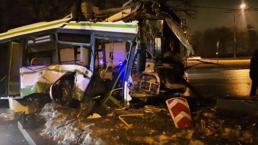 Автобус частично разорвало при ДТП в Москве