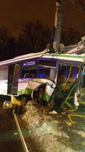 Автобус частично разорвало при ДТП в Москве