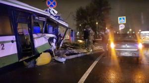 Автобус частично разорвало при ДТП в Москве