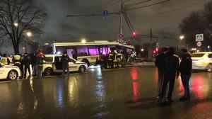 Автобус частично разорвало при ДТП в Москве