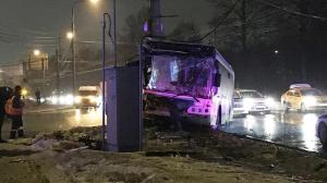 Автобус частично разорвало при ДТП в Москве