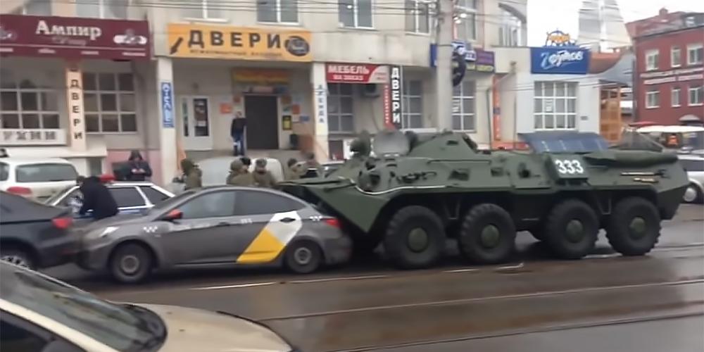 Видео: два БТР попали в массовую аварию в центре Курска