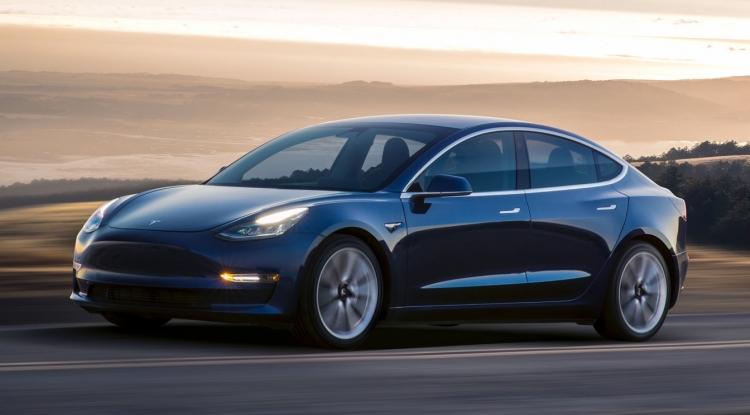 Tesla снижает цены на электрокары