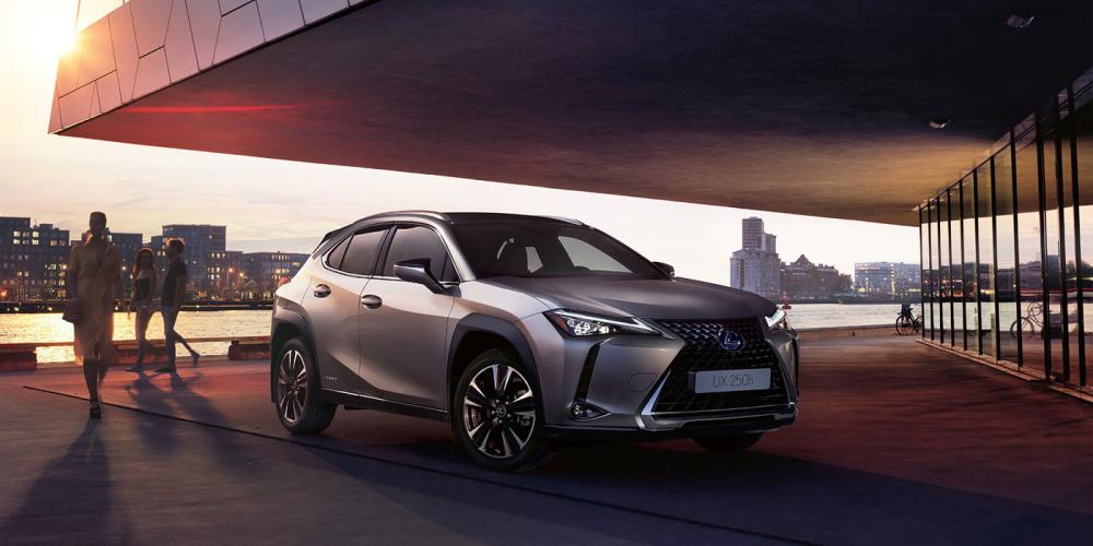 Lexus начал продажи компактного кроссовера UX в России