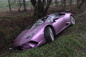 Водитель не справился с управлением и бросил Lamborghini в кювете
