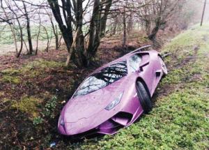 Водитель не справился с управлением и бросил Lamborghini в кювете