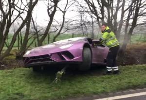 Водитель не справился с управлением и бросил Lamborghini в кювете