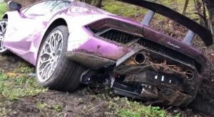 Водитель не справился с управлением и бросил Lamborghini в кювете