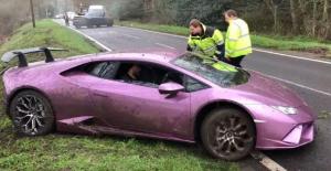 Водитель не справился с управлением и бросил Lamborghini в кювете