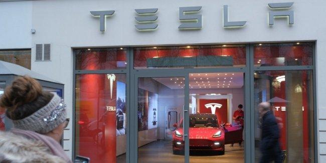 Владельцев Tesla не устроило резкое снижение цен на электромобили