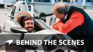 Видео: Алонсо проходит подгонку сиденья в IndyCar