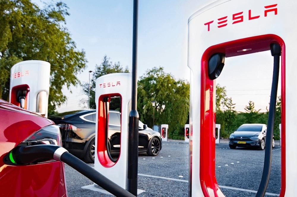Tesla представила еще более быструю зарядную станцию Supercharger V3