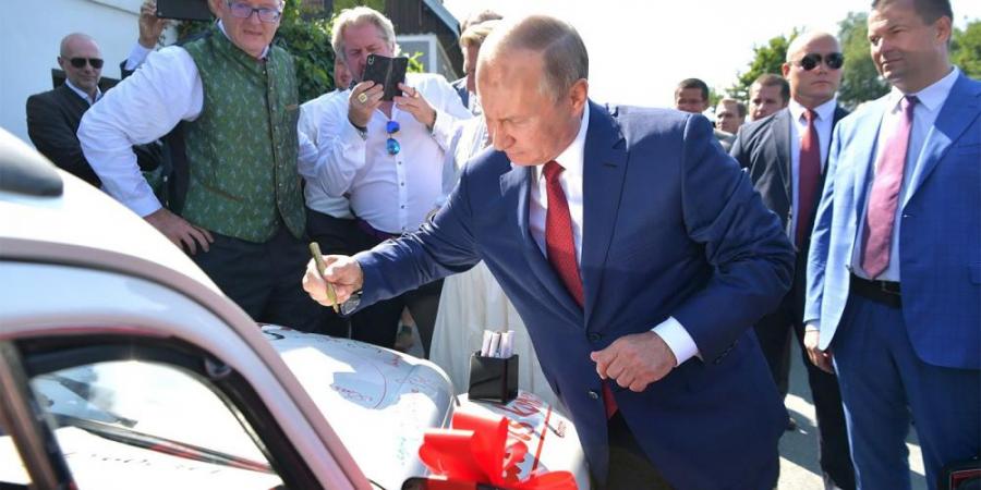 Volkswagen Beetle с автографом Путина продали на аукционе