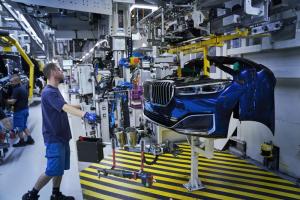 BMW начала производство обновленного седана 7-Series