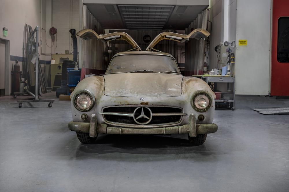 Mercedes-Benz показал, как выглядит простоявший 60 лет в гараже 300SL Gullwing